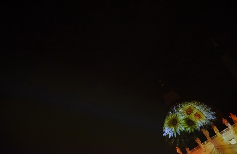 Roma, 9 dicembre 2015: Spettacolo di luce su facciata Basilica San Pietro per apertura Giubileo della Misericordia