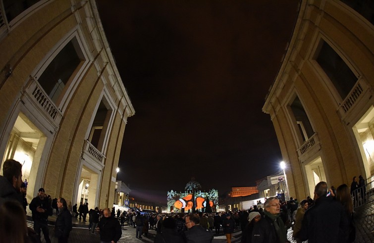 Roma, 9 dicembre 2015: Spettacolo di luce su facciata Basilica San Pietro per apertura Giubileo della Misericordia