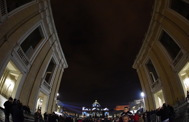 Roma, 9 dicembre 2015: Spettacolo di luce su facciata Basilica San Pietro per apertura Giubileo della Misericordia