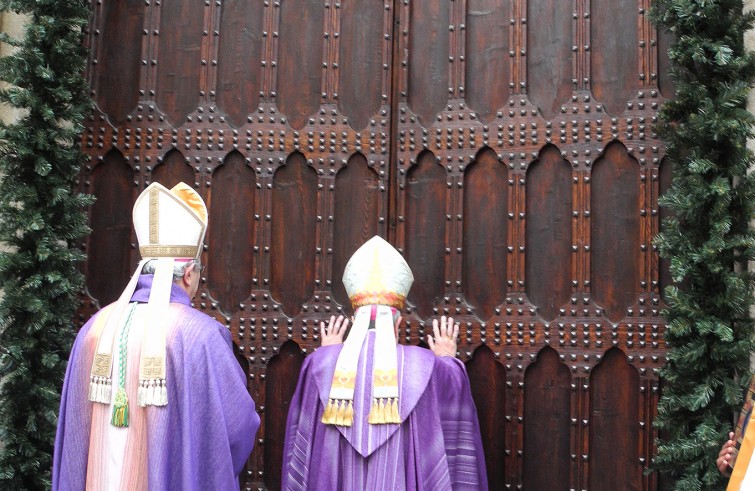 Mons. Oscar Cantoni apre la Porta santa della cattedrale - Crema