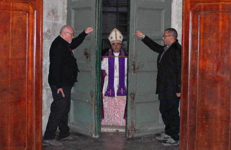 Mons. Carmelo Cuttitta apre la Porta santa della cattedrale - Ragusa