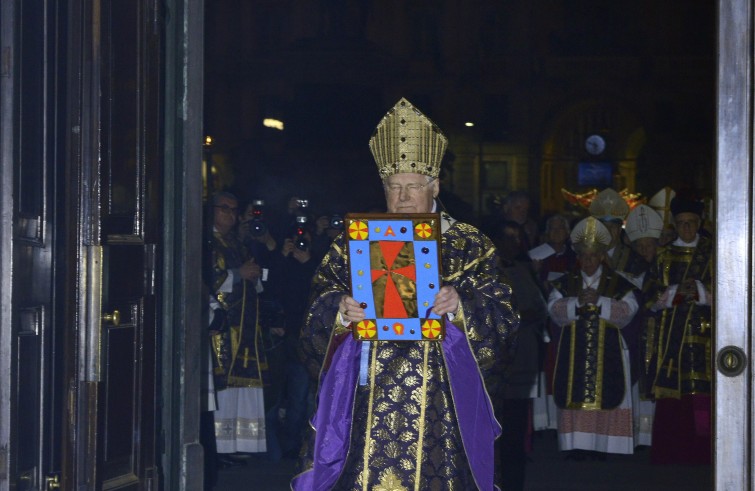 Il card. Angelo Scola apre la Porta santa del duomo - Milano