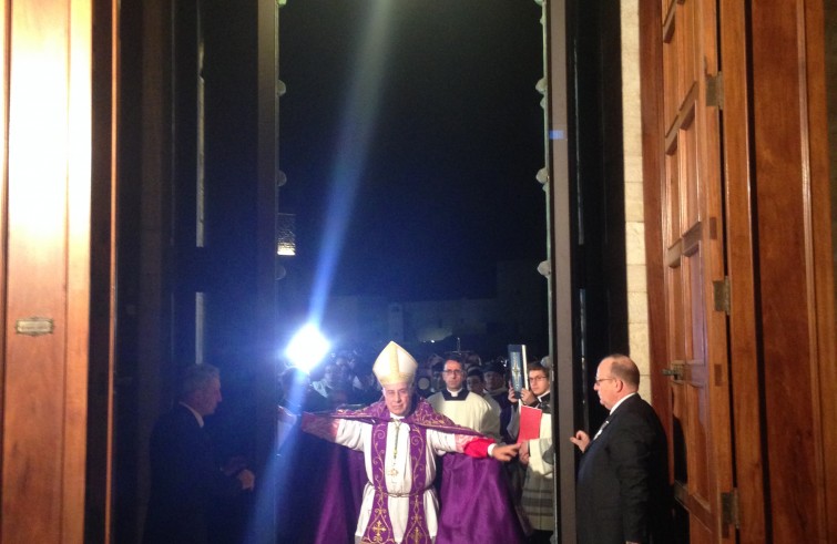 Mons. Giovan Battista Pichierri apre la Porta santa della cattedrale - Trani