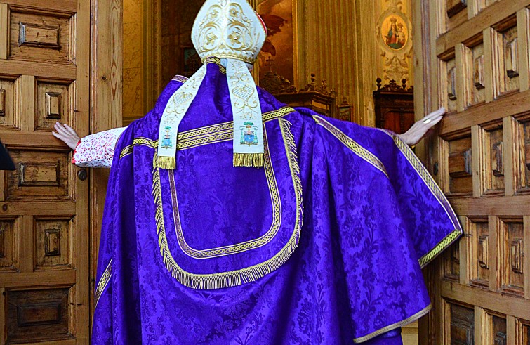 Mons. Giovanni Dettori apre la Porta santa della cattedrale - Ales