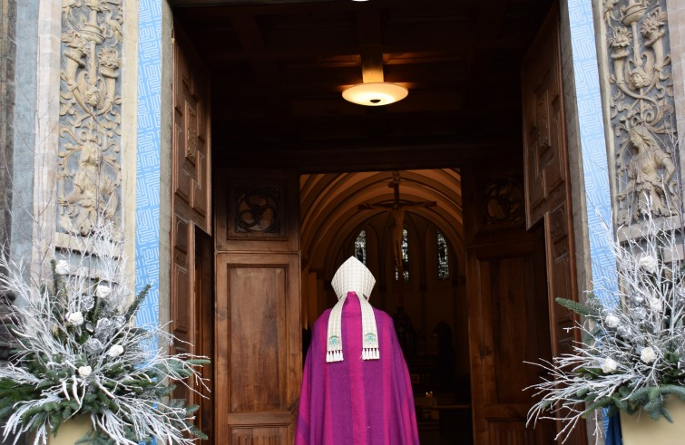 Mons. Franco Lovignana apre la Porta santa della cattedrale - Aosta