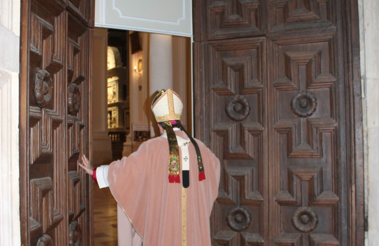 Mons. Giuseppe Petrocchi apre la Porta santa della basilica di San Bernardino da Siena - L’Aquila