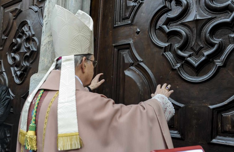 Mons. Francesco Ravinale apre la Porta santa della cattedrale - Asti