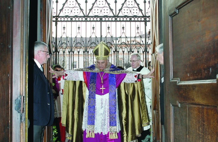 Mons. Gabriele Mana apre la Porta santa della cattedrale - Biella