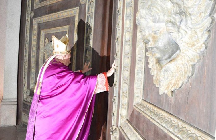 Mons. Franco Giulio Brambilla apre la Porta santa della cattedrale - Novara