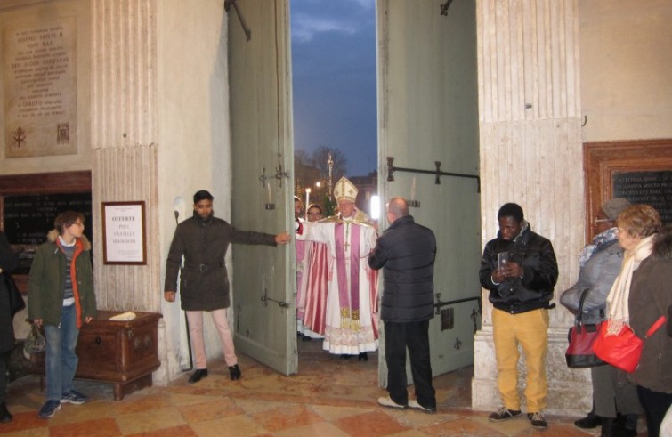 Mons. Roberto Busti apre la Porta santa della cattedrale - Mantova