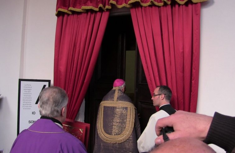 Mons. Francesco Giovanni Brugnaro apre la Porta santa della cattedrale - Camerino