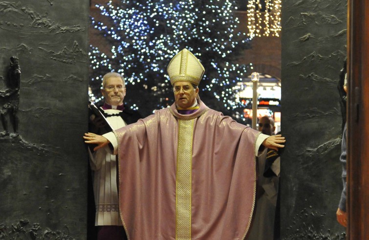 Mons. Douglas Regattieri apre la Porta santa della cattedrale - Cesena