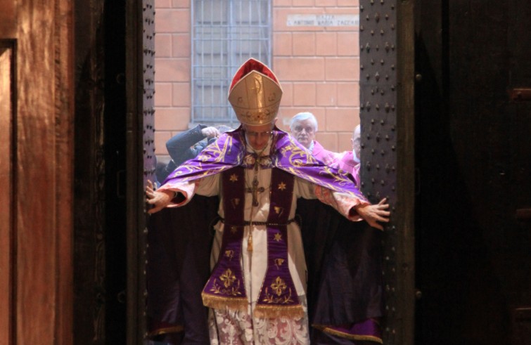 Mons. Dante Lafranconi apre la Porta santa della cattedrale - Cremona