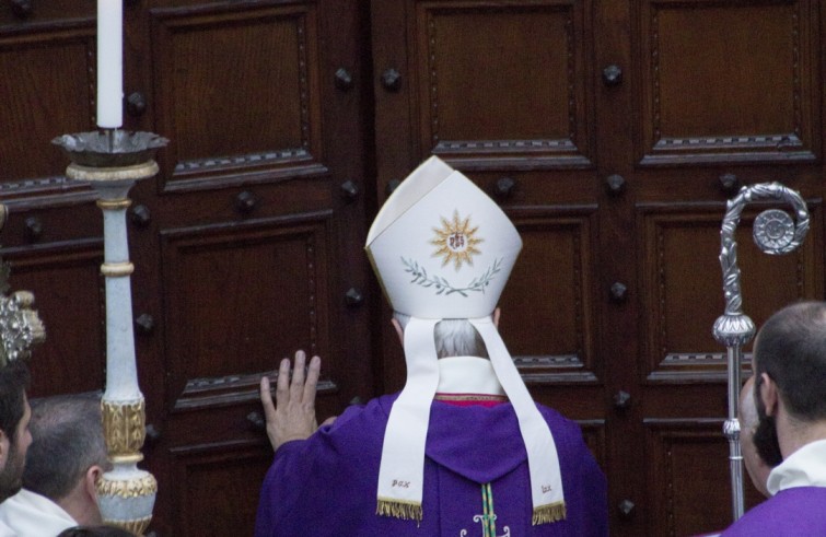 Mons Mario Meini apre la Porta santa della cattedrale - Fiesole