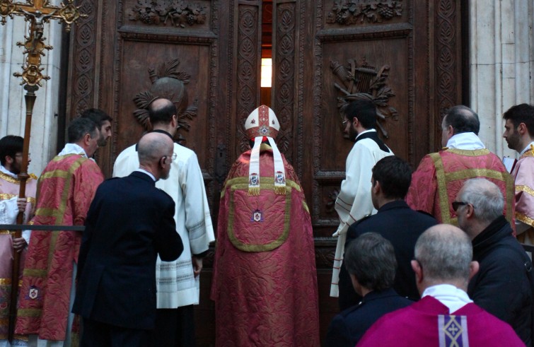 Il card. Giuseppe Betori apre la Porta santa della cattedrale - Firenze