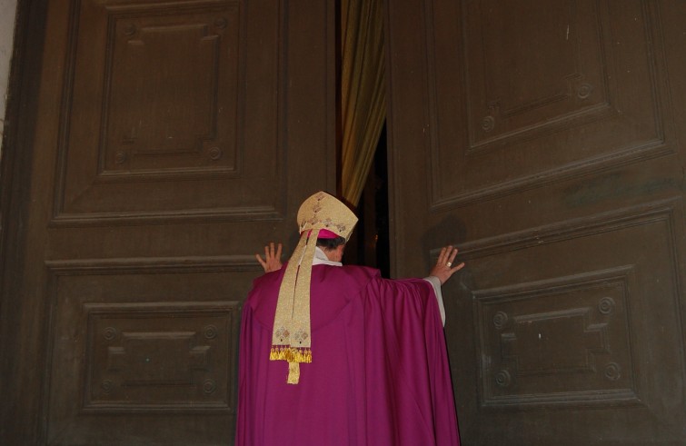 Mons. Piero Delbosco apre la Porta santa della cattedrale - Fossano