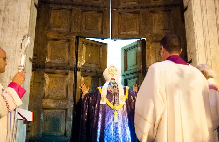 Mons. Valentino Di Cerbo apre la Porta santa della cattedrale - Alife