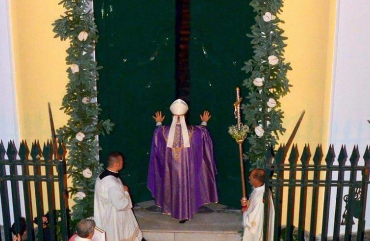 Mons. Pietro Lagnese apre la Porta santa della cattedrale - Ischia