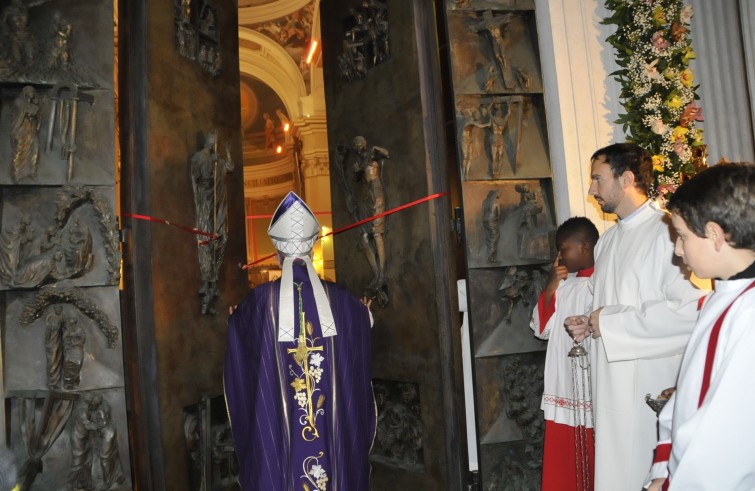 Mons. Gerardo Rocconi apre la Porta santa della cattedrale - Jesi