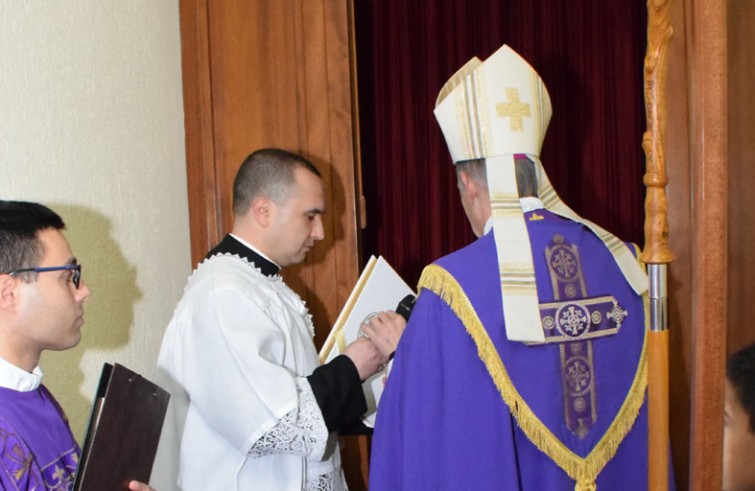 Mons. Antonello Mura apre la Porta santa della cattedrale - Lanusei