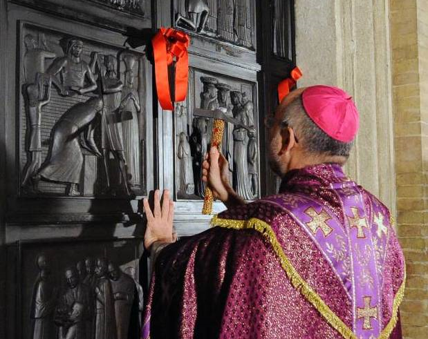 Mons. Nazzareno Marconi apre la Porta santa della cattedrale - Macerata (Foto: Stefano Salvucci)