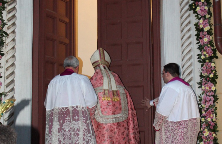 Mons. Giovanni Santucci apre la Porta santa del duomo - Massa Carrara