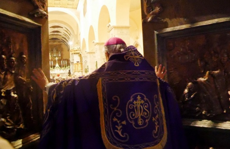 Mons. Gianfranco Todisco apre la Porta santa della cattedrale - Melfi