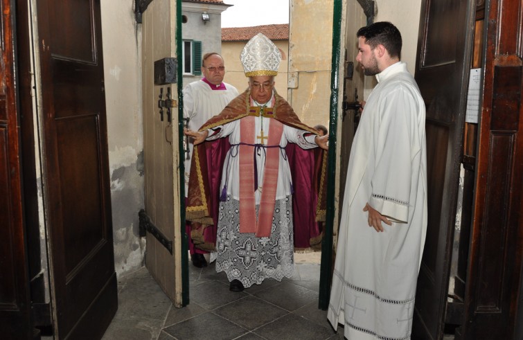 Mons. Luciano Pacomio apre la Porta santa della cattedrale - Mondovì