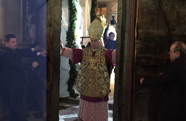 Mons. Michele Pennisi apre la Porta santa del duomo - Monreale