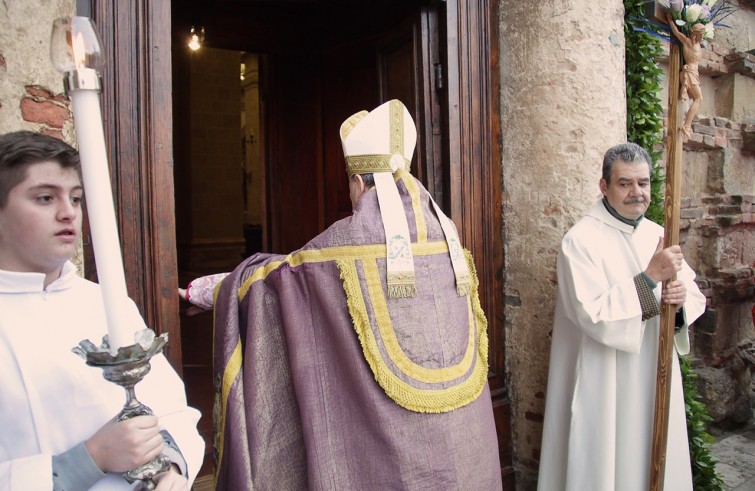 Mons. Stefano Manetti apre la Porta santa della cattedrale - Montepulciano (Foto: Ariano Guastaldi)