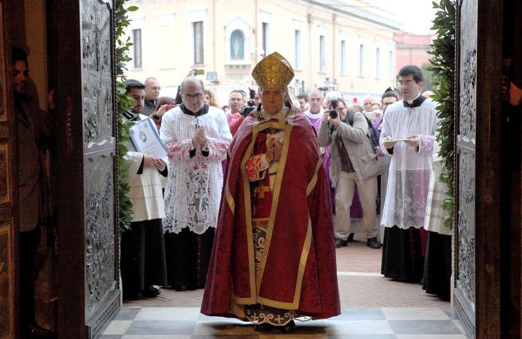 Mons. Ignazio Sanna apre la Porta santa della cattedrale - Oristano (Foto: Nicola Faedda)