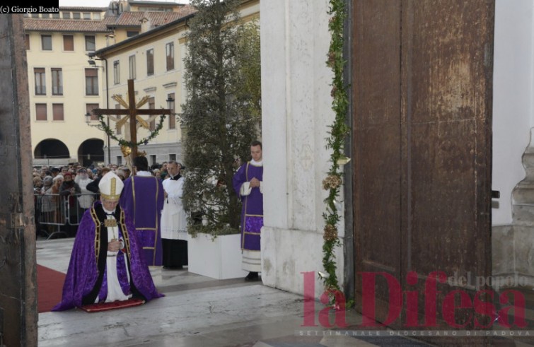 Mons. Claudio Cipolla apre la Porta santa della cattedrale - Padova (Foto: Giorgio Boato)