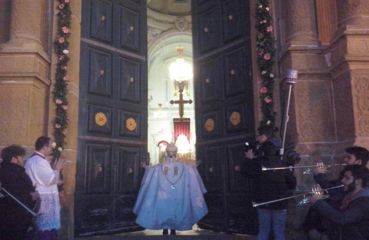 Mons. Rosario Gisana apre la Porta santa della cattedrale - Piazza Armerina