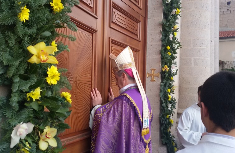 Mons. Corrado Melis apre la Porta santa della concattedrale - Ozieri