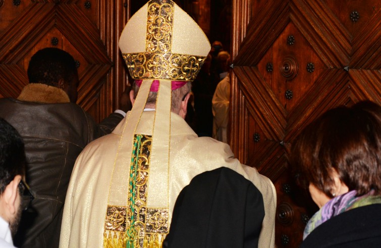 Mons. Pier Giorgio Debernardi apre la Porta santa della concattedrale - Pinerolo