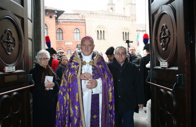 Mons. Giuseppe Pellegrini apre la Porta santa del duomo concattedrale di S. Marco - Pordenone