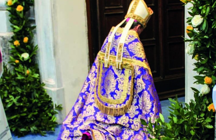 Mons. Vittorio Francesco Viola apre la Porta santa della cattedrale - Tortona