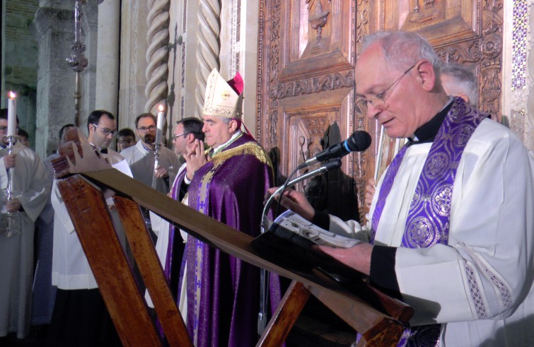 Mons. Michele Seccia apre la Porta santa della cattedrale - Teramo