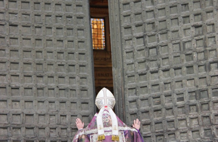 Il card. Angelo Bagnasco apre la Porta santa della cattedrale - Genova