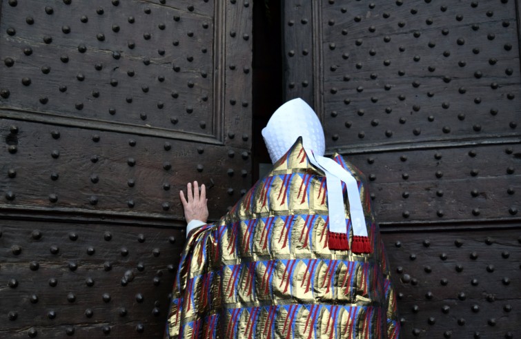 Mons. Franco Agostinelli apre la Porta santa della cattedrale - Prato