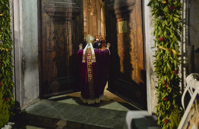 Mons. Francesco Lambiasi apre la Porta santa della cattedrale - Rimini