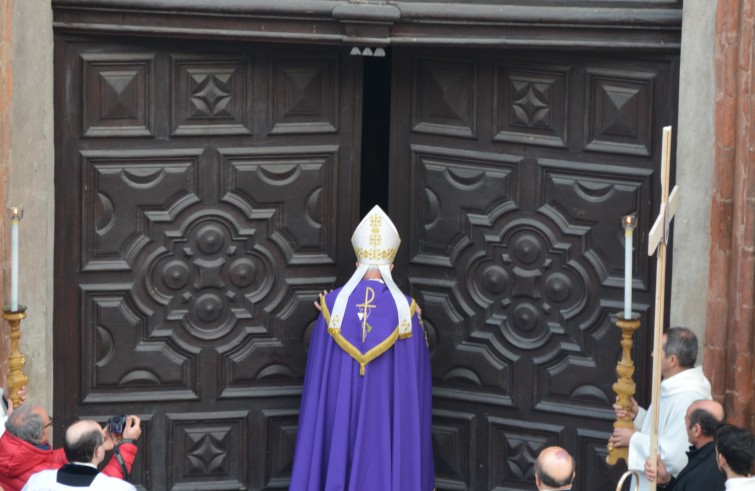 Mons. Giuseppe Guerrini apre la Porta santa del duomo - Saluzzo