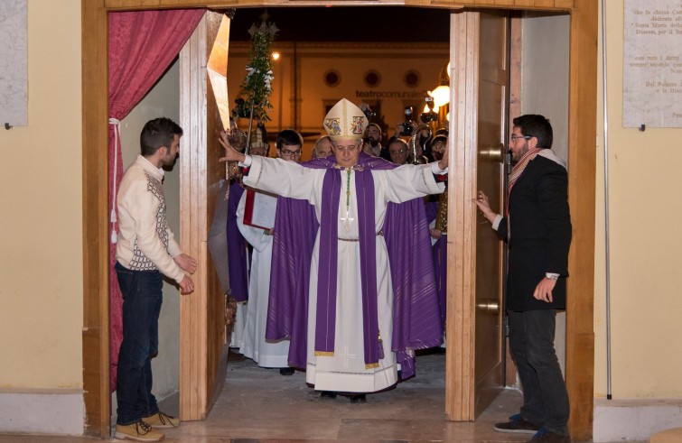 Mons. Carlo Bresciani apre la Porta santa della cattedrale - San Benedetto del Tronto