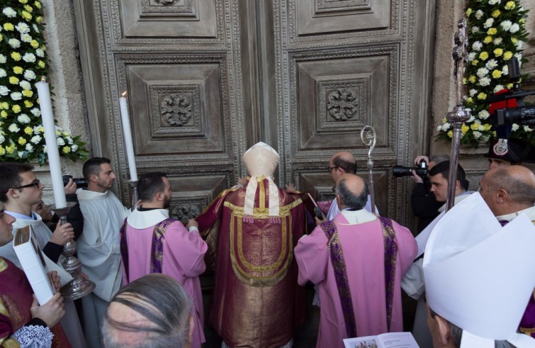 Mons. Paolo Atzei apre la Porta santa della cattedrale - Sassari (Foto: Franco Lecca)