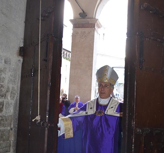 Mons. Renato Boccardo apre la Porta santa della cattedrale - Spoleto