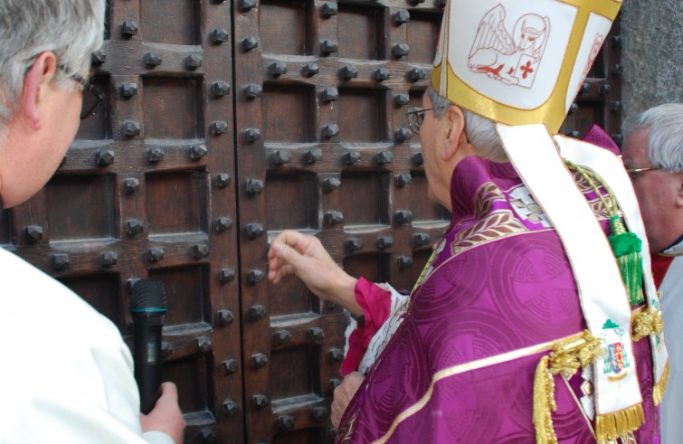 Mons. Alfonso Badini Confalonieri apre la Porta santa della Cattedrale - Susa