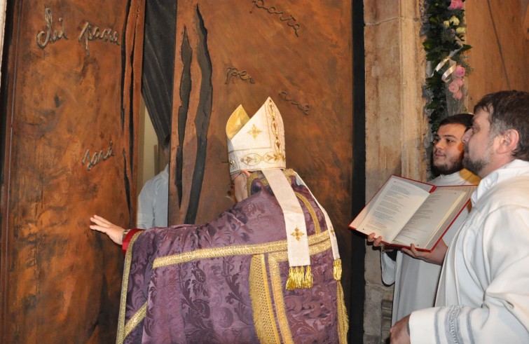 Mons. Giuseppe Piemontese apre la Porta santa della cattedrale - Terni