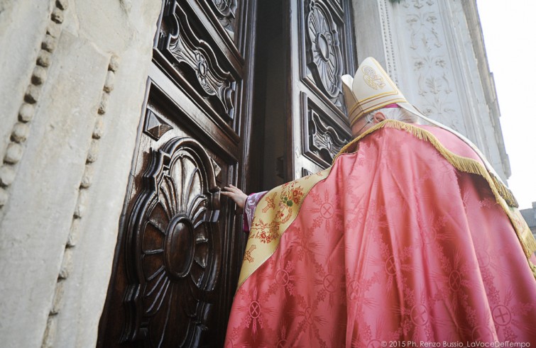 Mons. Cesare Nosiglia apre la Porta santa della cattedrale - Torino