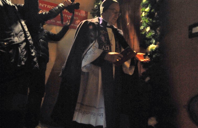 Mons. Luigi Bressan, arcivescovo di Trento, apre la Porta santa della carità al Centro di accoglienza notturno della Caritas - foto Gianni Zotta