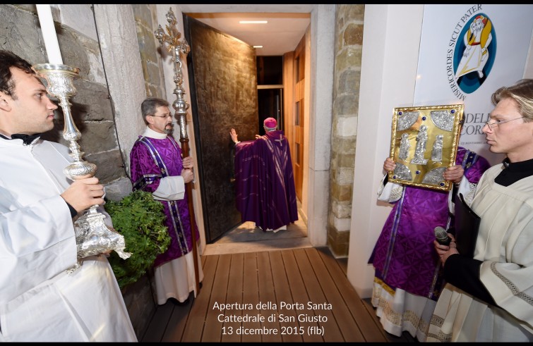 Mons. Giampaolo Crepaldi apre la Porta santa della cattedrale - Trieste (Foto: Francesco La Bella)